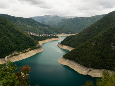 Durmitor Milli Parkı 'ndaki Piva Gölü manzarası. Karadağ