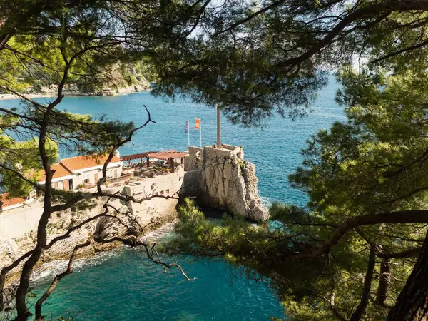 Petrovac Montenegro 'daki eski kale. Pesacka Staza Milli Parkı 'ndan görüntü