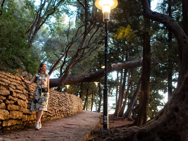 Sveti Stefan 'daki ulusal parkta yürüyen kız. Karadağ