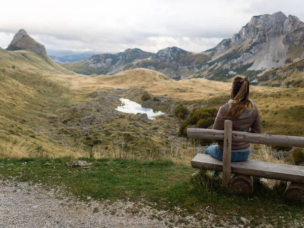 Durmitor Ulusal Parkı 'nda bankta oturan bir çocuk. Karadağ