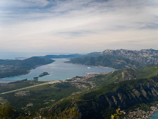 Kotor Serpentine 'den Tivat' ın panoramik görüntüsü. Karadağ 2019 sonbaharında
