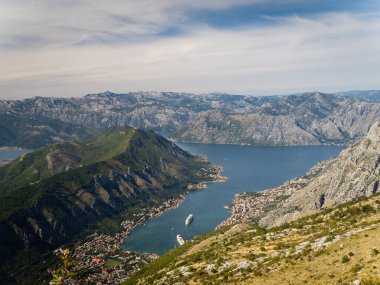 Kotor Körfezi 'nin panoramik görüntüsü Kotor Serpentine' den. Karadağ 2019 sonbaharında