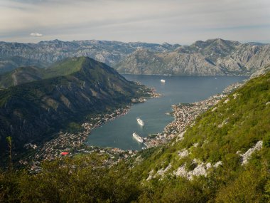 Kotor Körfezi 'nin manzarası Kotor Yılanbalığından. Karadağ 2019 sonbaharında