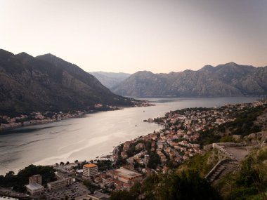  Gün batımında Kotor şehri ve Kotor Körfezi manzarası. Karadağ 2019 sonbaharında