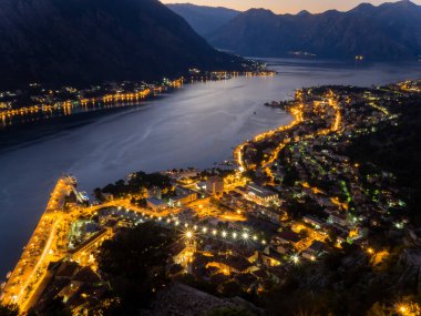 Kotor şehri ve Kotor Körfezi 'nin gece manzarası. Karadağ 2019 sonbaharında