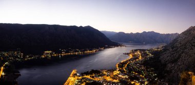 Kotor şehri ve Kotor Körfezi 'nin panoramik manzarası. Karadağ 2019 sonbaharında