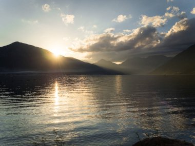 Gün batımında Kotor Körfezi 'nin muhteşem manzarası. Karadağ 2019 sonbaharında
