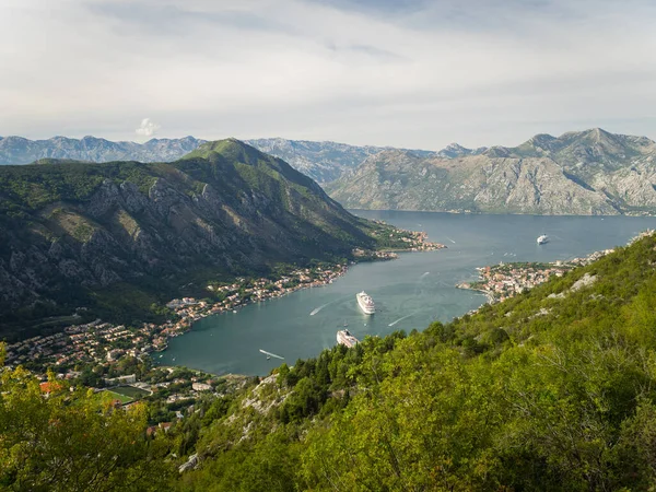 Kotor Körfezi 'nin manzarası Kotor Yılanbalığından. Karadağ 2019 sonbaharında