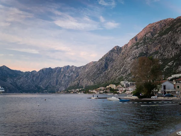 Gün batımında setten Kotor Körfezi 'nin göz kamaştırıcı manzarası. Karadağ 2019 sonbaharında