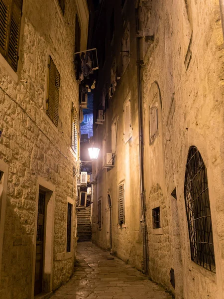 Eski şehir Kotor 'un sokakları. Karadağ 2019 sonbaharında