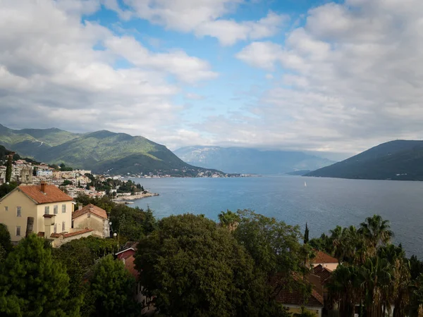 Herceg Novi 'deki kalenin duvarlarından bak. Karadağ 2019 sonbaharında