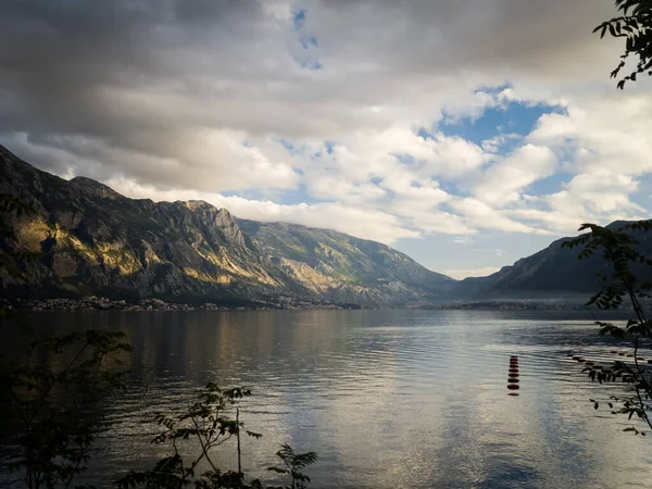 Gün batımında Kotor Körfezi manzarası. Karadağ 2019 sonbaharında