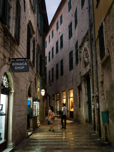 Eski Kotor şehrinin akşam caddeleri. Karadağ 2019 sonbaharında