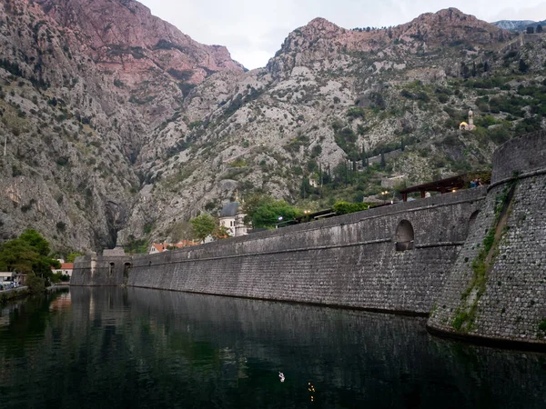 Gezinti güvertesinden eski şehir Kotor 'un duvarlarının manzarası. Karadağ 2019 sonbaharında
