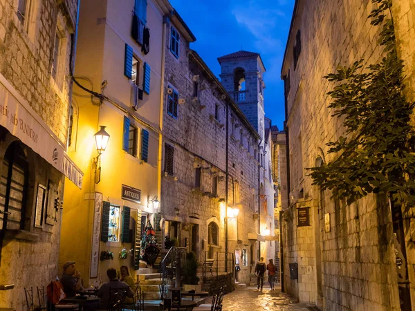 Eski şehir Kotor 'un sokakları. Karadağ 2019 sonbaharında