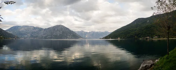 Kotor Körfezi 'nin panik manzaralı bir görüntüsü. Karadağ 2019 sonbaharında