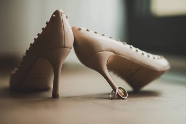Nikah yüzükleri gelinin ayakkabısının yanında.
