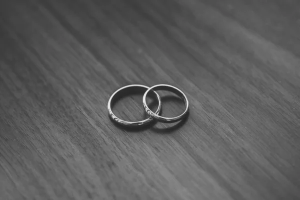 Wedding Rings Wooden Table Black White — Stock Photo, Image