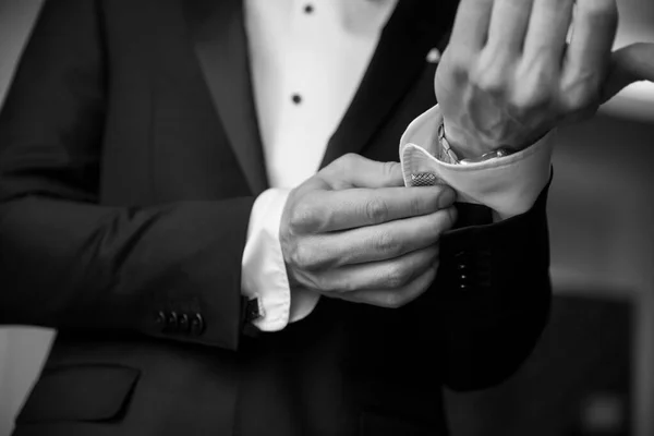 Damat düğün günü gömleğinin kol düğmelerini ilikliyor.
