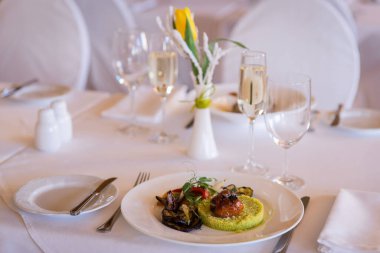 Restoranda sebze yahnisi servis ettim.