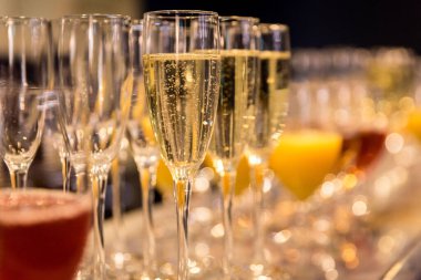 Masada bir kadeh şampanya.