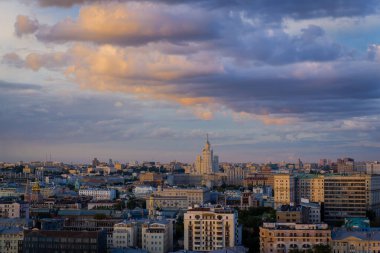 Moskova 'nın merkezinin inanılmaz panoramik manzarası. Moskova 'da inanılmaz bir gün batımı.