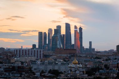Moskova 'nın merkezinin inanılmaz panoramik manzarası. Moskova şehir kuleleri Moskova üzerinde inanılmaz gün batımı.