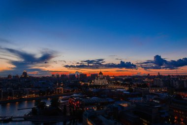 Moskova 'nın merkezi ve Kurtarıcı İsa Katedrali' nin panoramik manzarası inanılmazdır. Moskova 'da inanılmaz bir gün batımı.