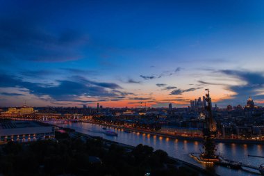 Moskova Nehri 'nin merkezinin panoramik manzarası ve Büyük Peter anıtı. Moskova 'da inanılmaz bir gün batımı.