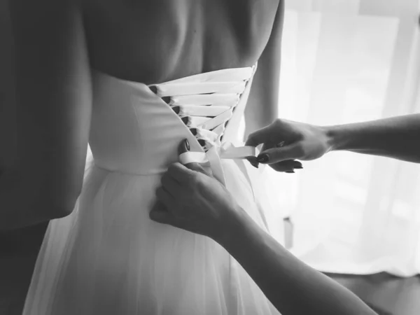 Мати Пов Язує Сукню Нареченої День Весілля Чорно Біле — стокове фото