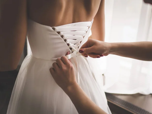 Mãe Amarra Vestido Noiva Dia Casamento — Fotografia de Stock