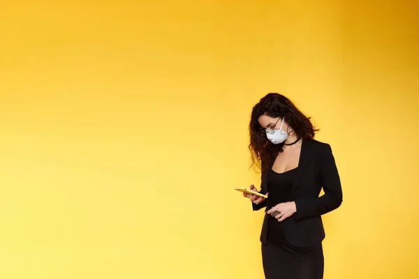 コロナウイルス防止用保護マスクを着用した眼鏡のビジネス女性やCovid 19の概要状況 伝染病 ビジネス ブルネット — ストック写真