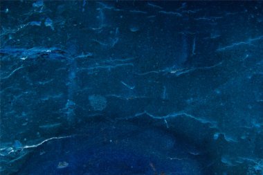 Derin doymuş mavi renk, soyut arkaplan, işlenmiş doğal madde.