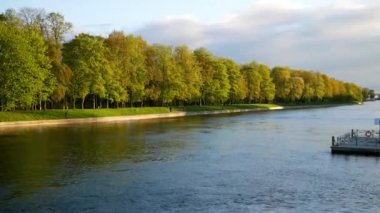 Kanal manzarası ve St. Petersburg 'da Mayıs' ta gün batımında park manzarası.