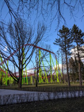 Kültür ve dinlenme parkında hız treni, St. Petersburg, Rusya 'daki koronavirüs salgını sırasında durdu. Park edecek ziyaretçi yok. Nisan 2020.