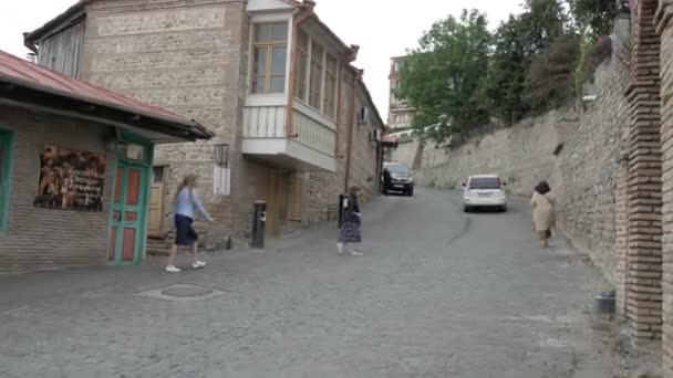 Borjomi Georgia 2019 거리에서 춤추는 사이로 가파른 올라간다 왼쪽에는 나무로 — 비디오