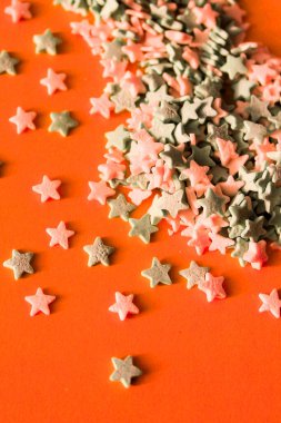 Paskalya pastaları için renkli Paskalya serpintisi masanın üzerinde yumuşak arka plan