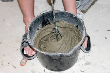  Banyo ve tuvaletin zeminine seramik fayanslar yerleştiriyorum. Yeniden inşa ve geliştirme konsepti, ev yenileme, kendin-yap iş akışı, aksesuarlar