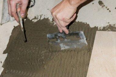  Banyo ve tuvaletin zeminine seramik fayanslar yerleştiriyorum. Yeniden inşa ve geliştirme konsepti, ev yenileme, kendin-yap iş akışı, aksesuarlar