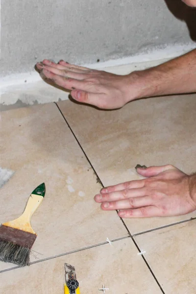  Banyo ve tuvaletin zeminine seramik fayanslar yerleştiriyorum. Yeniden inşa ve geliştirme konsepti, ev yenileme, kendin-yap iş akışı, aksesuarlar