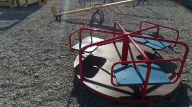 Oyun alanı boş. Çocuklar oyun oynamaz. Döner kavşaklar ve salıncaklar boş. Çocuk parkında kimse yok. Dışarı çıkma yasağı var. Yalıtım. Coronavirüs.