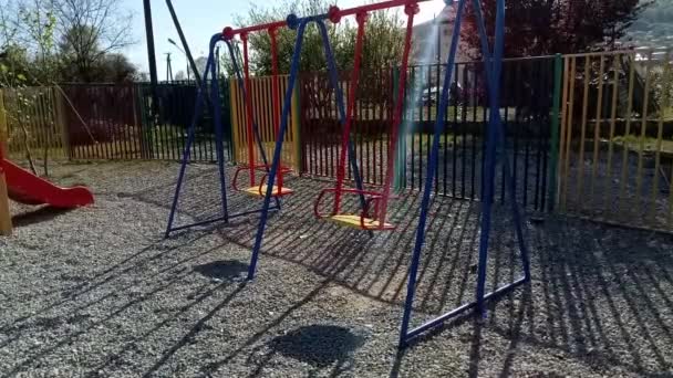 Der Spielplatz Ist Leer Kinder Spielen Nicht Kreisverkehre Und Schaukeln — Stockvideo