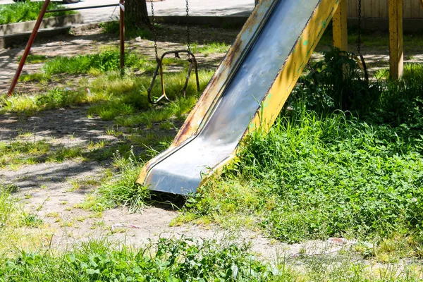 Boş bir oyun alanı. Karantina, izolasyon, boş oyun alanları, otlarla kaplanmış, hiç kimse, hiç çocuk yok. Eski terk edilmiş çocuk parkı