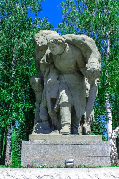 Monumento Escultura Niña Enfermera Llevando Soldado Herido Los Héroes Mamaev —  Fotos de Stock