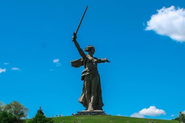 Kılıçlı heykel kadın, Mamaev Tepesi Rusya. Kılıçlı bir kadın heykeli Stalingrad Muharebesi 'nin askeri anısına sesleniyor Mamaev Kurgan Volgograd yüksekliği 102