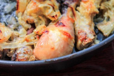 Tavada sebzeli fırında tavuk eti.