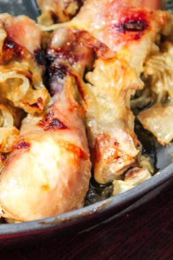 Tavada sebzeli fırında tavuk eti.