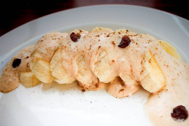  Muzlu meyveli tatlı, çikolatalı dondurma, kuru üzüm, tarçın ve kakao. Koyu arkaplan.