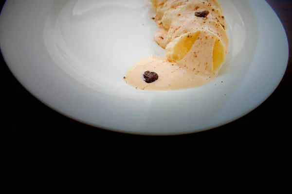 Banángyümölcs Desszert Olvadt Jégkrémmel Csokoládéval Mazsolával Fahéjjal Kakaóval Sötét Háttér — Stock Fotó