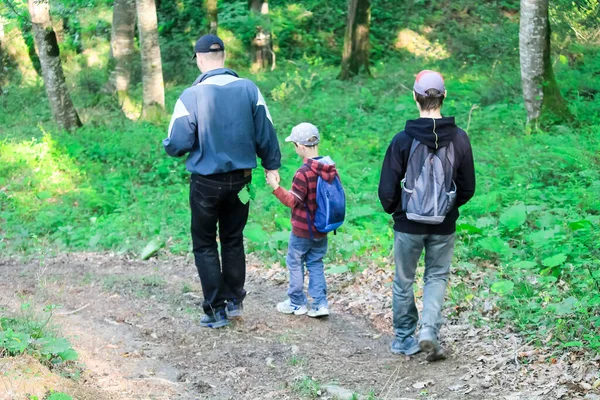 Család Gyerekekkel Túrázik Erdőben Turisták Átutaznak Erdőn Cserkészek Apa Felfedezik — Stock Fotó